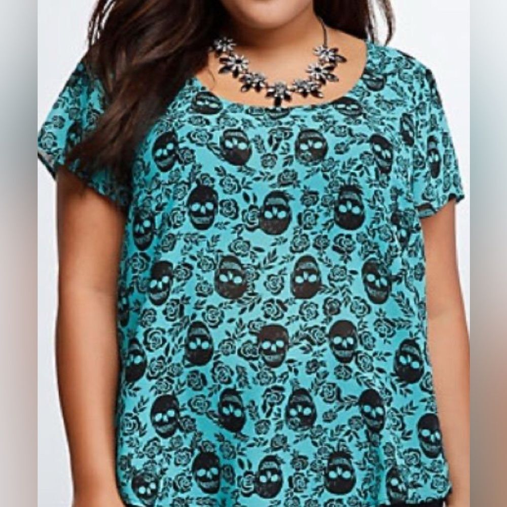 TORRID women’s Skull & Floral Button Back Hi-Low Blouse Size 4 (4XL) EUC